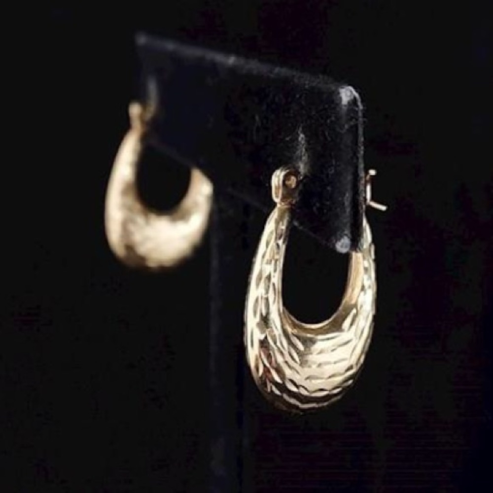 14kt. Gold Diamond-Cut Oval Textured Hoop Earrings 1.5g